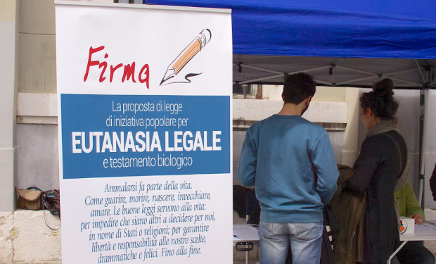 Eutanasia: raggiunte e superate le 50.000 firme necessarie per portare in Parlamento la proposta di legge popolare